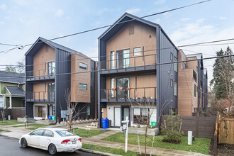 140 Sacramento Townhomes in Portland, OR - Building Photo - Building Photo