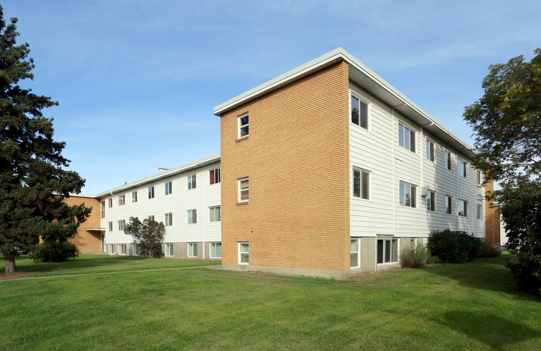 TwinPine Manor in Edmonton, AB - Building Photo