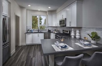 981 41st St, Unit 115 in Oakland, CA - Building Photo - Building Photo