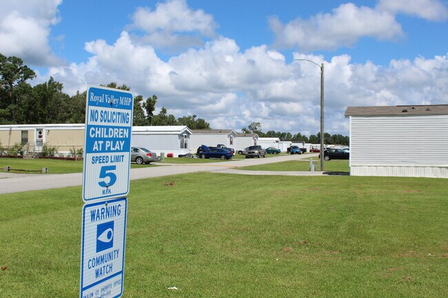 221 Riggs Rd in Hubert, NC - Building Photo - Building Photo