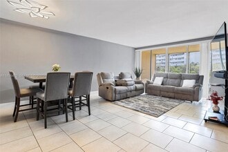 1750 NE 191st St in North Miami Beach, FL - Foto de edificio - Building Photo