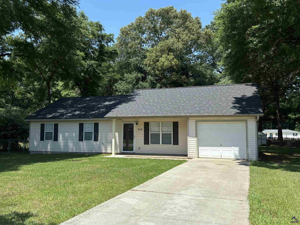 210 Addison Ln in Perry, GA - Building Photo