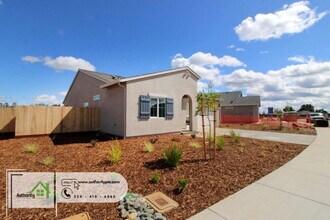 2839 Hopkins Ave in Redding, CA - Building Photo - Building Photo