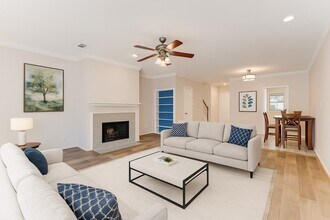 1039 Fountain View Dr in Houston, TX - Building Photo - Building Photo