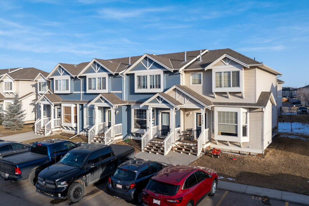 Luxstone Park Place Court in Airdrie, AB - Building Photo