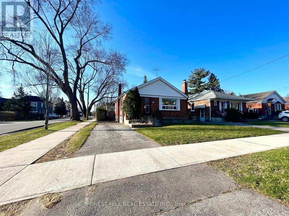 587 Horner Ave in Toronto, ON - Building Photo