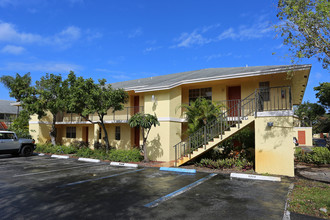 Sherwood Gardens Condominiums in Delray Beach, FL - Foto de edificio - Building Photo