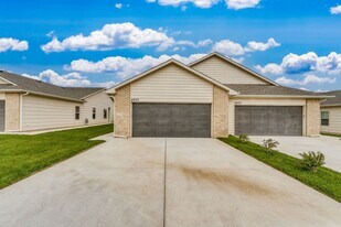 12820 W Wheatland Ct in Wichita, KS - Building Photo