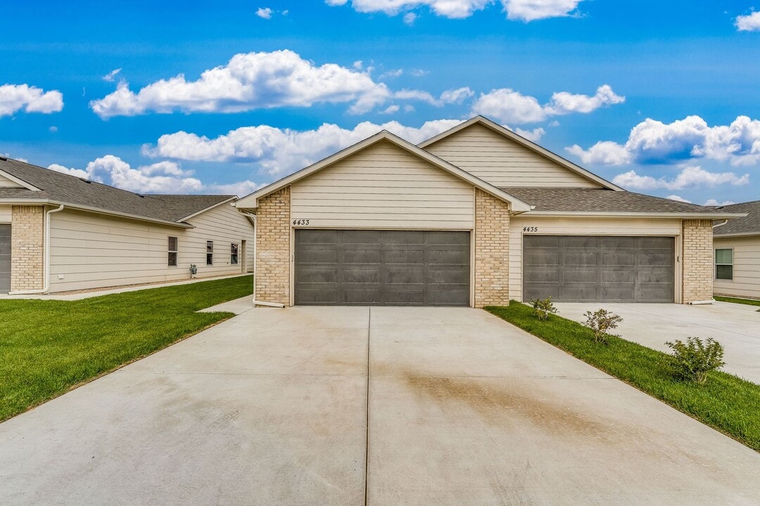 12820 W Wheatland Ct in Wichita, KS - Foto de edificio