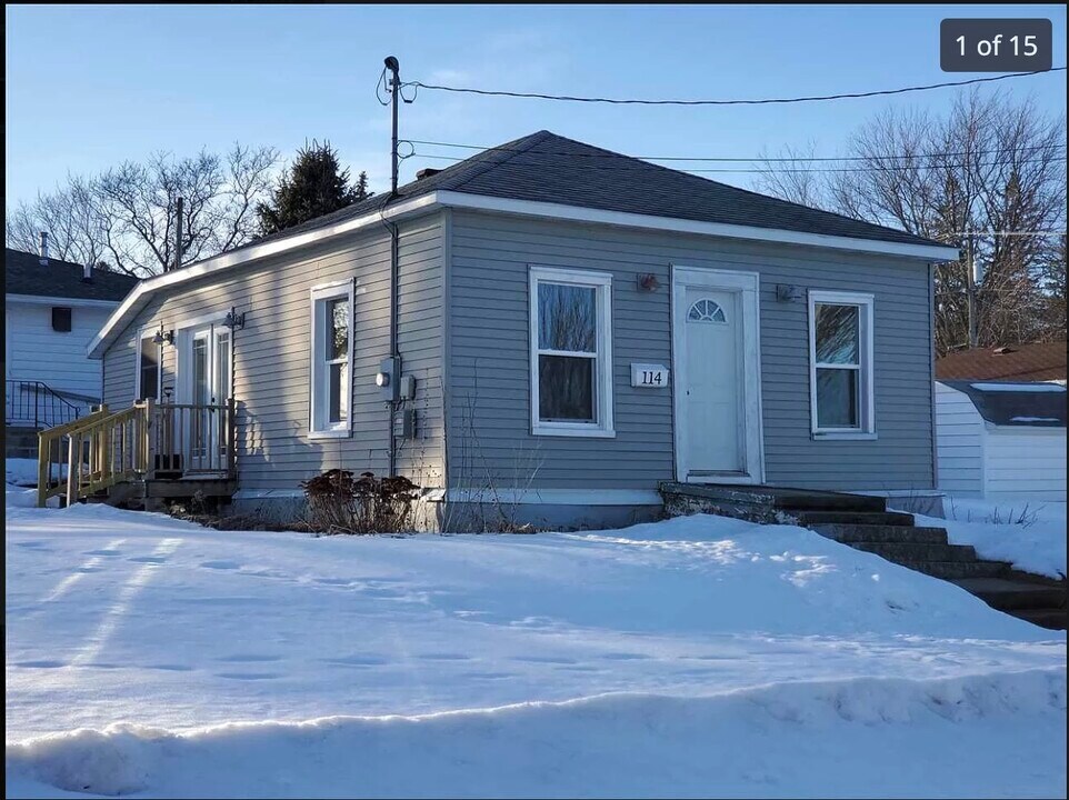 114 S Oak St in West Union, IA - Building Photo