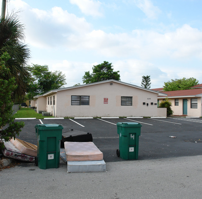 7370-7380 NW 37th St in Hollywood, FL - Building Photo - Building Photo