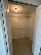 2301 SW 27th Ave, Unit 402 in Miami, FL - Foto de edificio - Building Photo