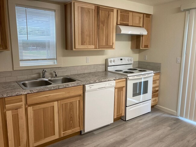 1527 Santiam Hwy SE in Albany, OR - Building Photo - Building Photo