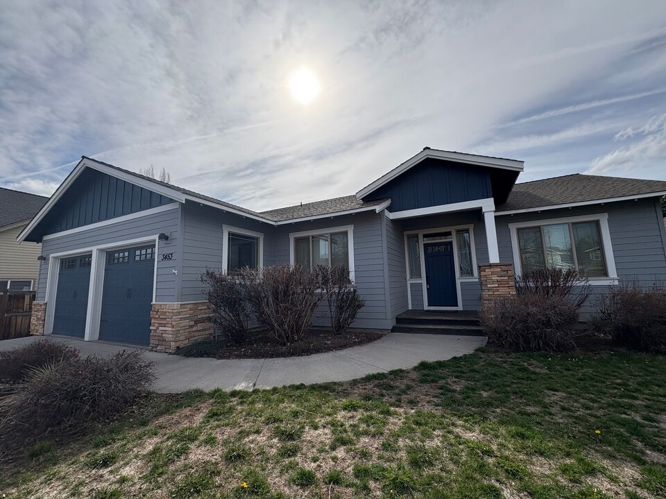 3453 NE Fieldstone Ct in Bend, OR - Foto de edificio