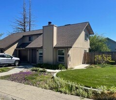 629 Lassen Way in Roseville, CA - Building Photo