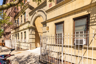 115 W 104th St in New York, NY - Foto de edificio - Building Photo