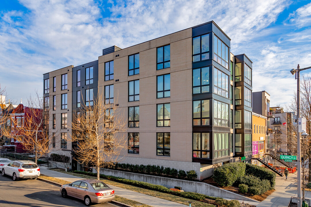 14th & Quincy in Washington, DC - Foto de edificio