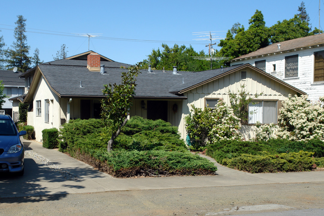 516 Tyndall St in Los Altos, CA - Foto de edificio