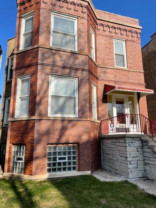 3752 W Dickens Ave, Unit 1st floor unit