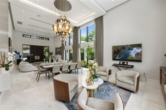 9465 NW 52nd Doral Ln in Doral, FL - Building Photo - Building Photo