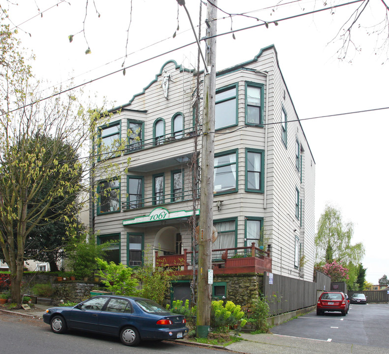 1061 E Mercer St in Seattle, WA - Building Photo