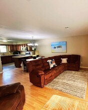 300 Lucy Ln in Horseshoe Bay, TX - Foto de edificio - Building Photo