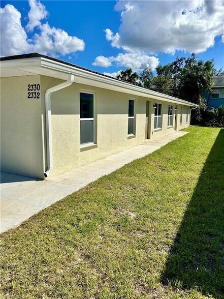 2330 Hoople St, Unit 702 in Ft. Myers, FL - Building Photo