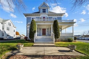 1536 Cranston St in Cranston, RI - Building Photo