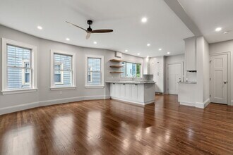 11 Day St, Unit 1 in Cambridge, MA - Foto de edificio - Building Photo