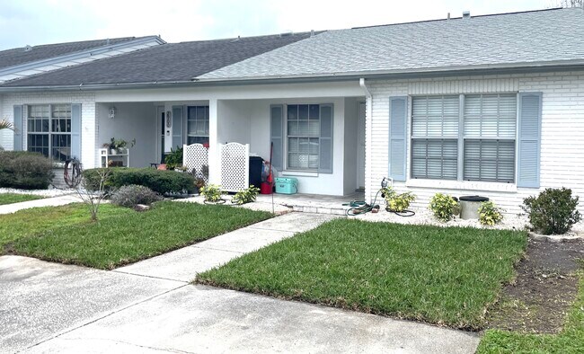 2852 Stillwell Ct, Unit 2 in New Port Richey, FL - Foto de edificio - Building Photo