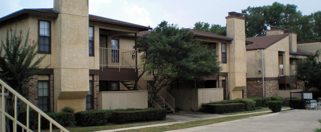 Crest Bluff Condominiums in Arlington, TX - Building Photo