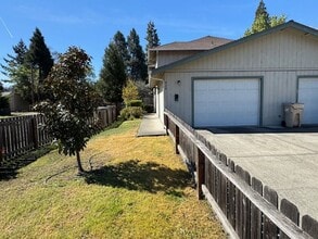 323 SE K St in Grants Pass, OR - Building Photo - Building Photo