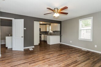 307 W 2nd St in O'Fallon, IL - Foto de edificio - Building Photo