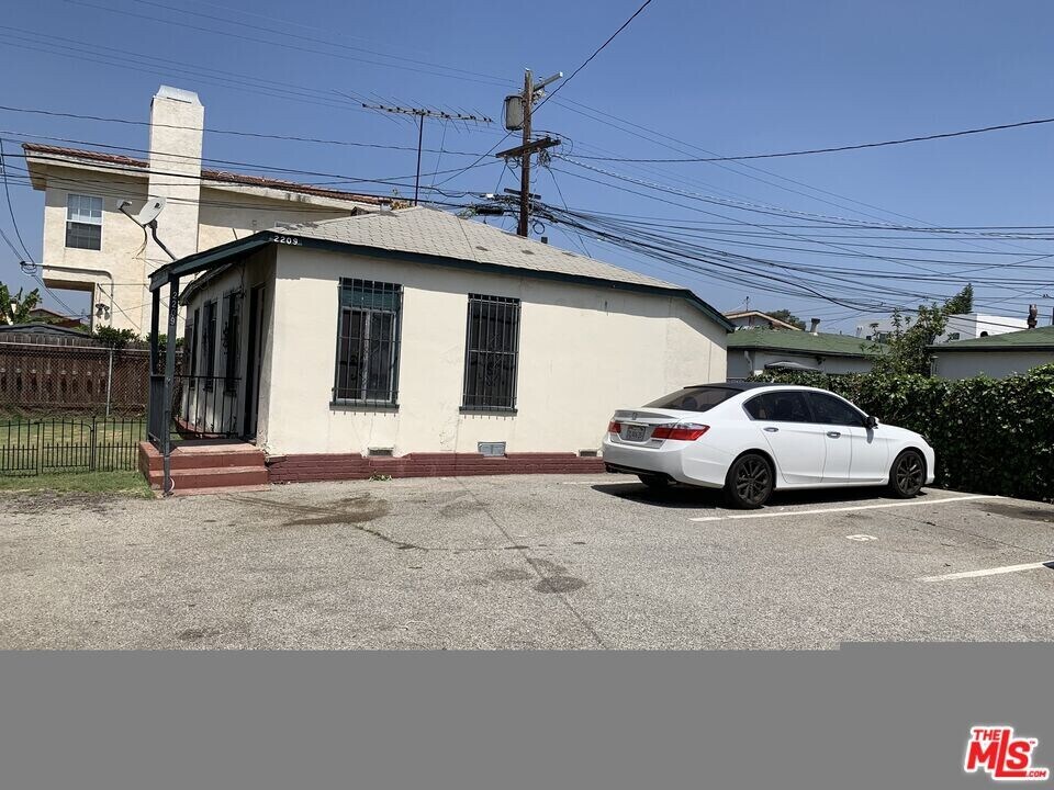 2209 Ridgeley Dr in Los Angeles, CA - Building Photo