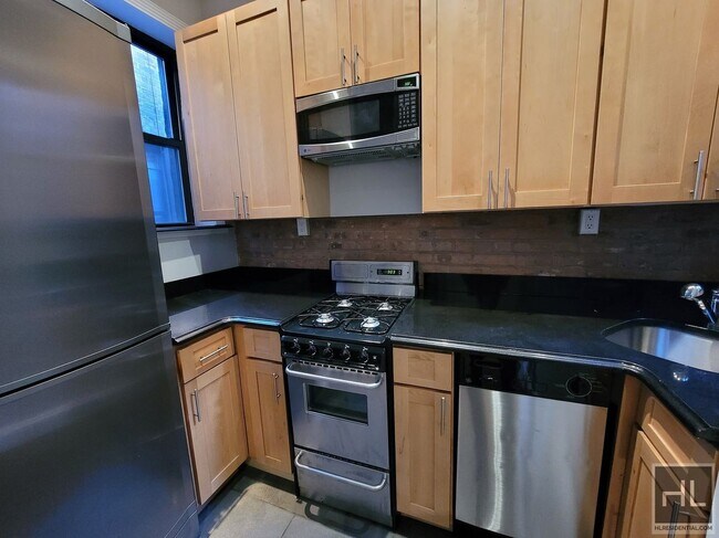 206 E 83rd St in New York, NY - Building Photo - Building Photo