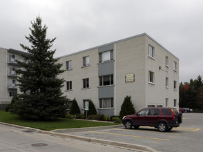 Vancouver Terrace Apartments in Barrie, ON - Building Photo - Building Photo