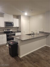351 Summer Sparrow Ave in Henderson, NV - Foto de edificio - Building Photo