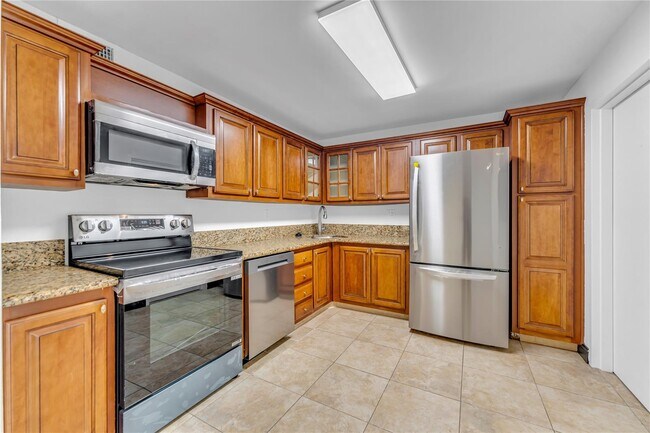 210 Sea View Dr, Unit 301 in Key Biscayne, FL - Building Photo - Building Photo