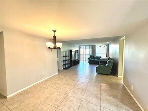 6701 N University Dr in Tamarac, FL - Building Photo - Building Photo