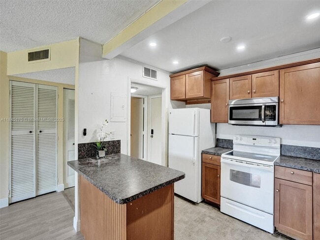 property at 4152 Inverrary Dr