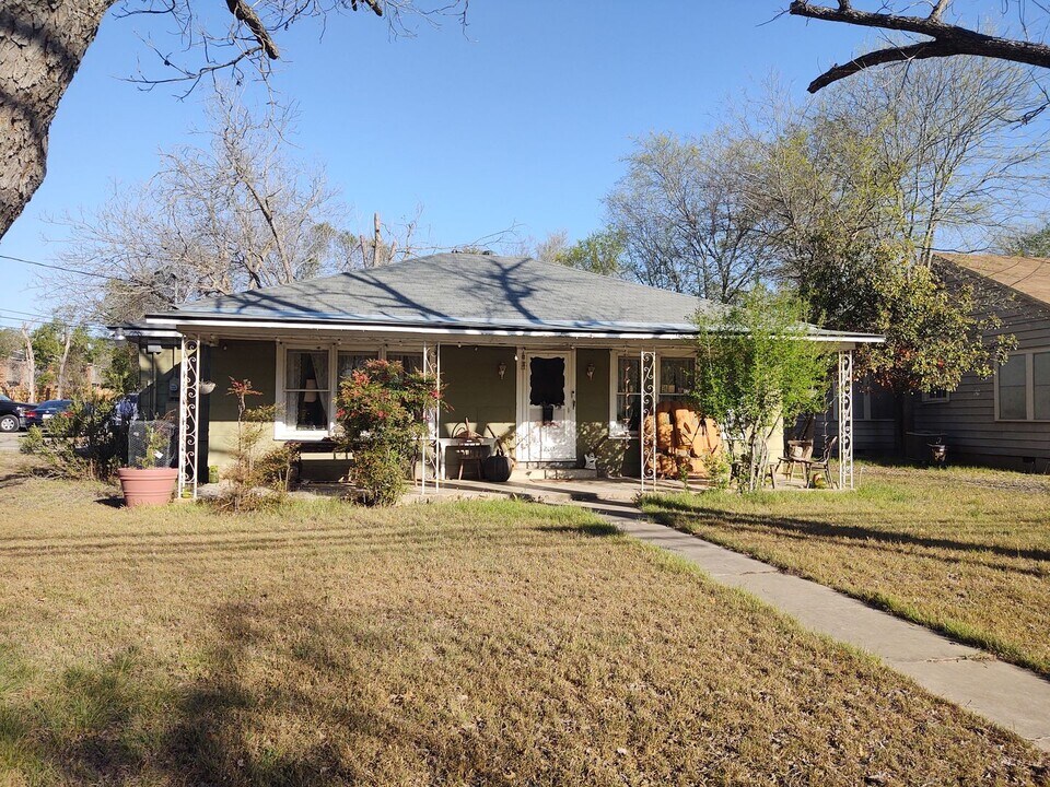 1202 W San Antonio St in San Marcos, TX - Building Photo