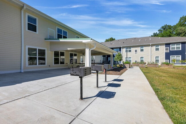 Sylvan Springs Senior in St. Louis, MO - Foto de edificio - Building Photo