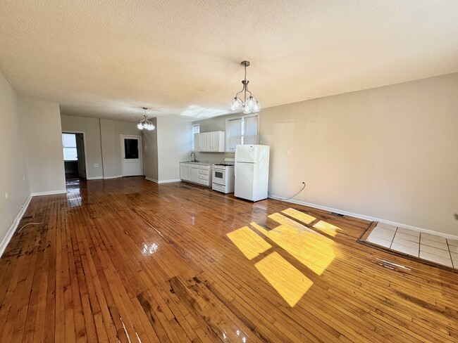 2200 W 37th St, Unit 1