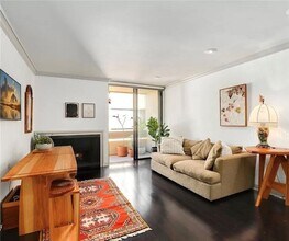 750 Kings Rd, Unit 325 in Los Angeles, CA - Building Photo - Building Photo