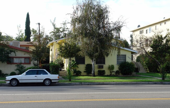 13838 Burbank Blvd in Van Nuys, CA - Building Photo - Building Photo