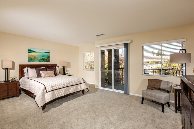 Corona Pointe Townhomes in Riverside, CA - Foto de edificio - Building Photo