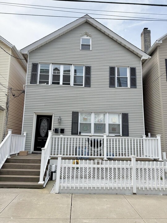 18 E 11th St in Bayonne, NJ - Foto de edificio