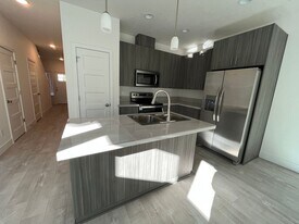 1546 E 3rd St in Newberg, OR - Building Photo