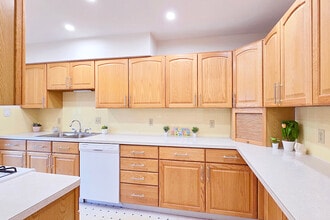 2112 Acacia Park Dr, Unit 424 in Lyndhurst, OH - Foto de edificio - Building Photo