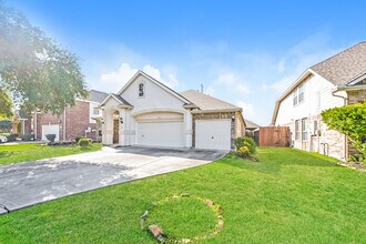 212 Bailey Brook Ln in Dickinson, TX - Building Photo - Building Photo